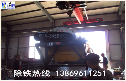 2.小型强磁磁选机的分选择效果好  　　行简单的世界杯官方网页版_世界杯(中国)
. 采用磁分离专利技术还增加了分拣计划,提高分拣精度,无论硬矿石软,无论粗颗粒,细颗粒,所有类型的选矿机都可以自动调度,分选效果控制在许可范围内.  　　3.远力小型强磁磁选机创新产品  　　以烧结钕铁硼"管包裹动态半封闭磁性系统"专有技术为中间,开发了一系列干式磁选机,时间一直是定型产品的发展：  　　4.小型强磁磁选机的处理量及型号  　　CTG-620干滚筒式粗轧机(粗轧设备可用于丰富河砂,砂铁矿,铁矿石等)处置量：100-125t / h  　　CTG-824干滚筒粗选机(粗机设备可用于丰富河砂,砂铁矿,劣铁矿等)处置能力：125-150t / h  　　CTG-8180干滚筒粗轧机(粗轧设备可用于贫矿,尾矿,河砂,钢渣等)处置能力：50-80t / h